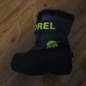 Toddlers size 7 Sorel snow boots.